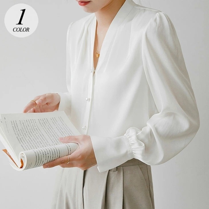 【2025新作 急速出荷】パールボタン Vネック ブラウス 長袖 トップス ホワイト 白 パール 光沢 無地 ゆったり 大きめ 可愛い オケージョン セレモニー フェミニン きれいめ 春 秋 冬 レデ