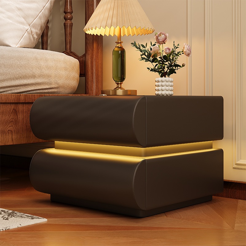 ベッドサイドテーブルバターバターモダンシンプルシンプル2025ニューベッドルームソリッドウッドライトライトライト付き豪華な豪華な収納キャビネット