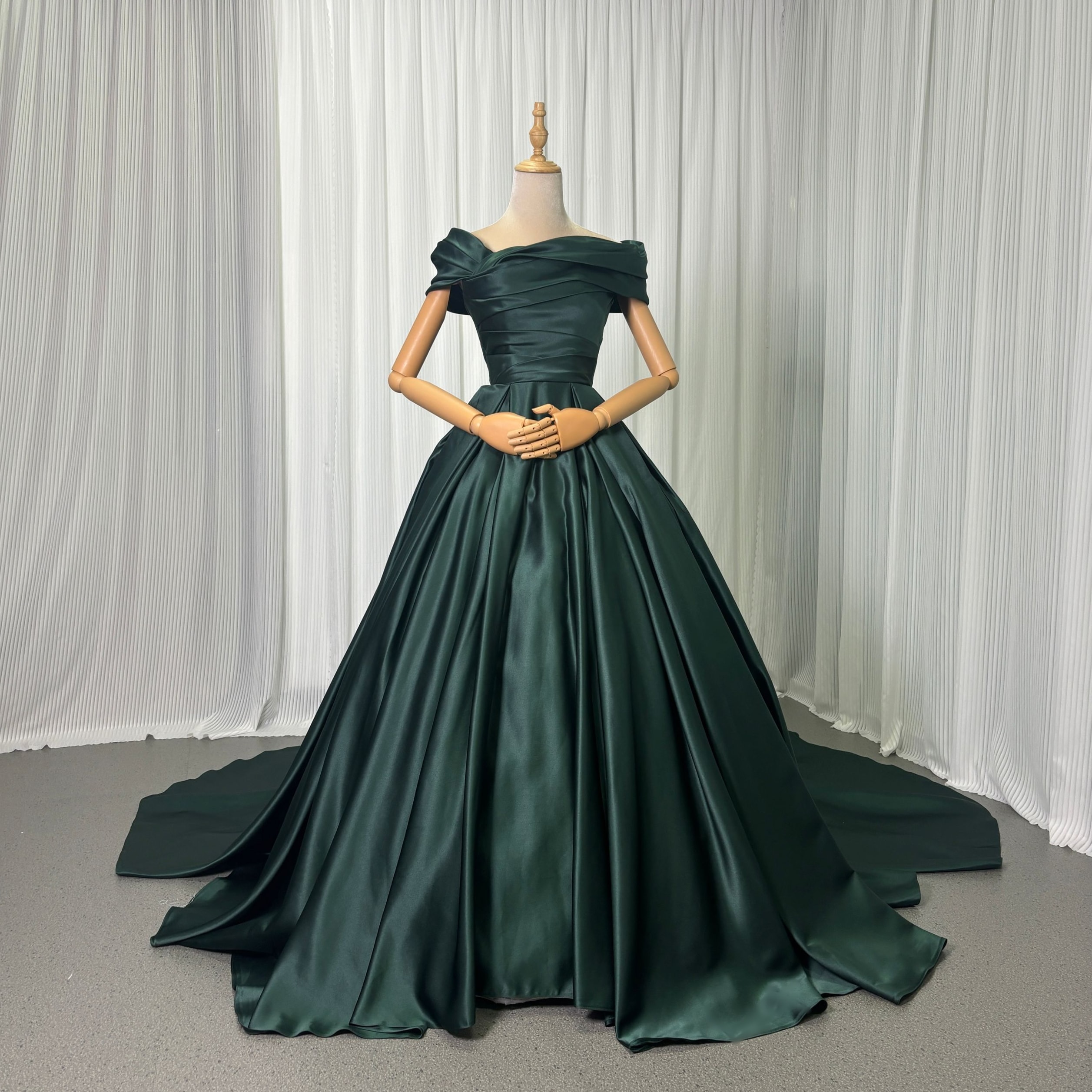 カラードレス 深めな緑 オフショルダー 光沢サテン 編み上げ エレガント Aライン 演奏会/音楽会