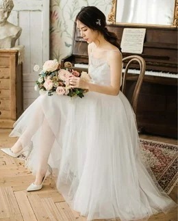 ウェディングドレス結婚式　二次会ドレス　花嫁ドレス　花柄レース　ミモレ丈ドレス　ウェディング　クラシカルな印象のドレス　結婚式二次会披露宴謝会同窓会　旅行撮影ドレス　森ガール白ボタン　ミモレ丈ウェディ