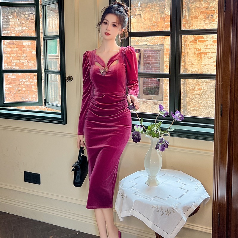 小人数のデザイン感のあるドレスドレス2024秋冬の新作女性セレブ透かし彫りベルベットヒップワンピース11145