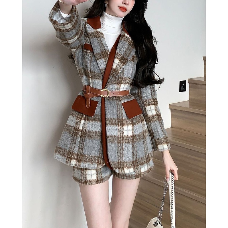 ソルトスタイルのシックで洗練された女性用ツーピーススーツ秋冬に最適でウエストにフィットするブレザーとスリムなショーツが特徴です