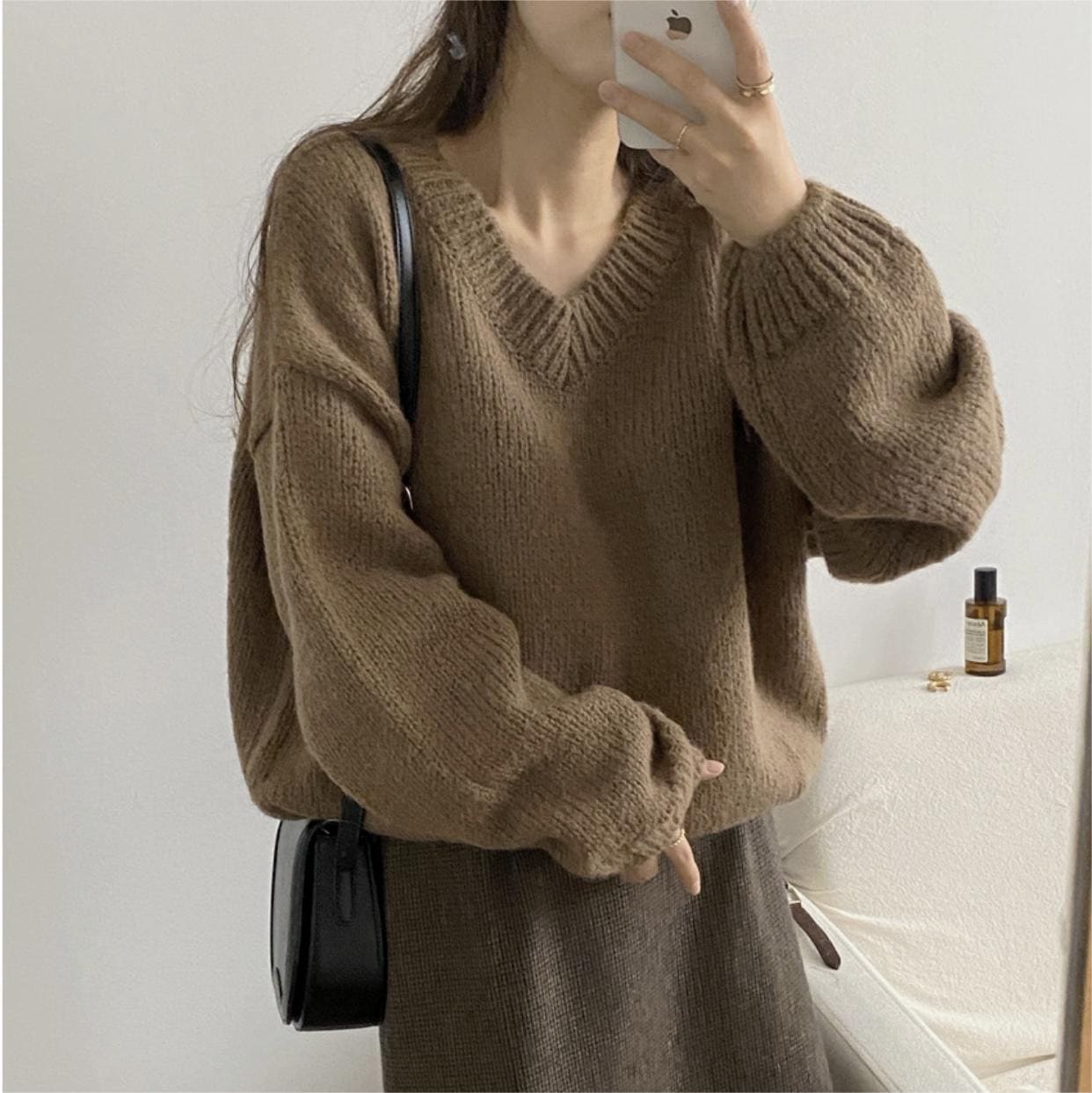 ざっくり編み トップス セーター プルオーバー ミディアム丈 長袖 ドロップショルダー 襟なし Vネック ニット かわいい 大人可愛い シンプル カジュアル 上品 おしゃれ お洒落 レトロ こなれ感