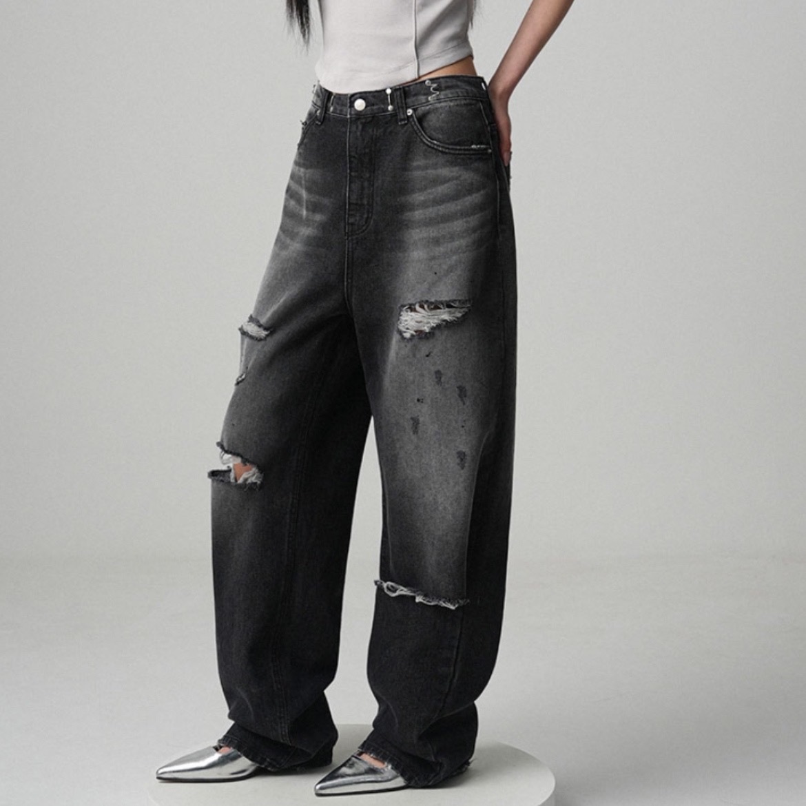 BUCKLE PAINTING DESTROYED DENIM PANTS