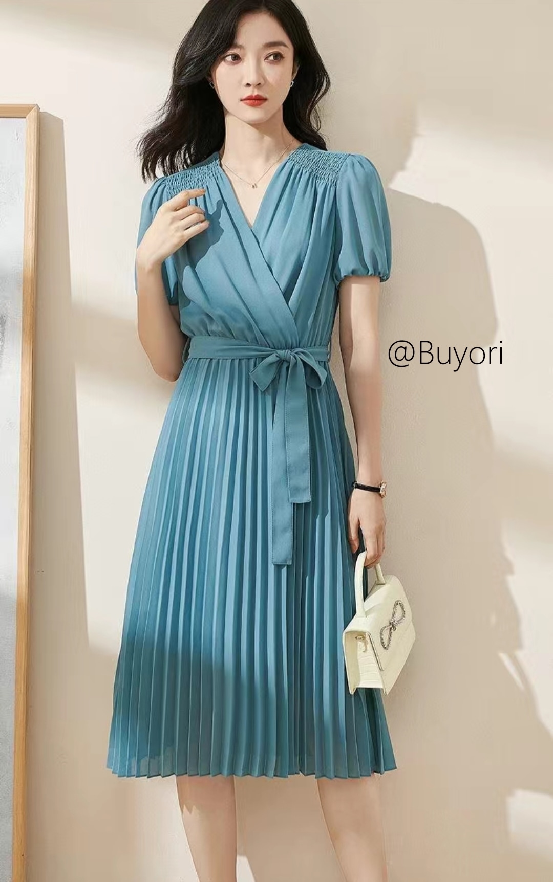 夏の新型の優雅なフランス式の気質の淑女の半袖ワンピースのプリーツの長いスカートの純粋な色精緻な海辺の休暇高級感の設計感知性の優しい長いスカート