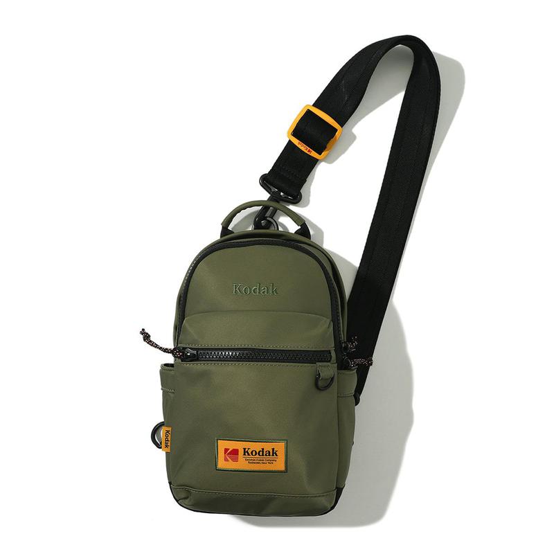 [公式][26SS] エッセンシャル ミディアム スリングバッグ カーキ