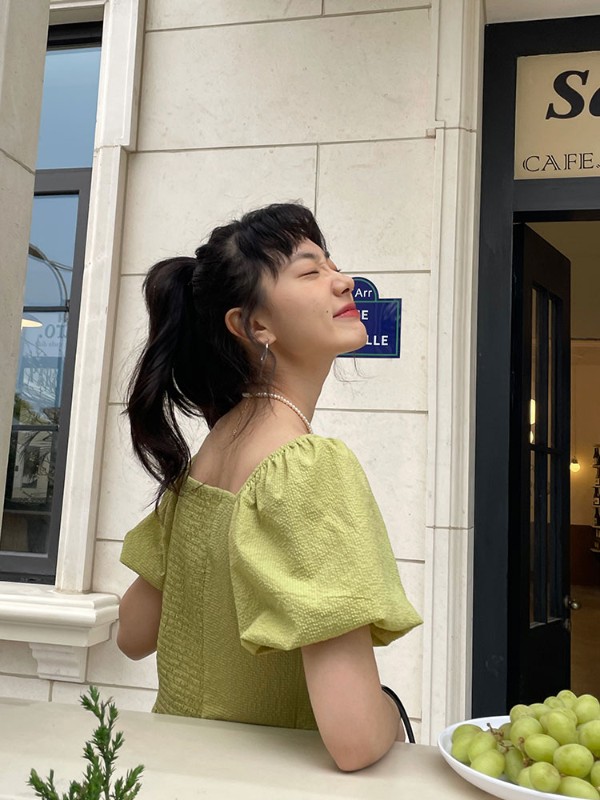 オーモント エッグタルト ホーム レトロ スクエアカラー ニッチデザイン 半袖トップス レディース 夏新作 ショートパフスリーブシャツ 5,371円