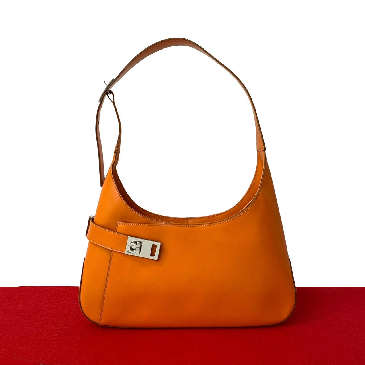 ガンチーニ ロゴ 金具ショルダーバッグ レザー オレンジ 37965