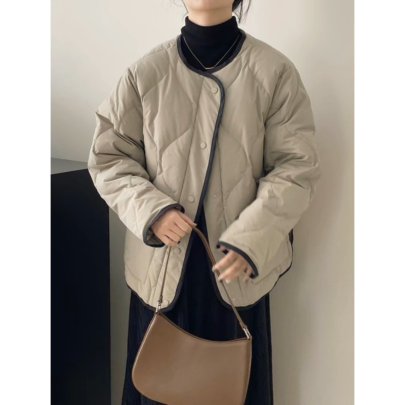 冬用の女性用コントラストカラースプライシングノーカラー菱形ダウンジャケット快適なデザインのユニークで非常に見栄えの良いラウンドネック厚手のコート
