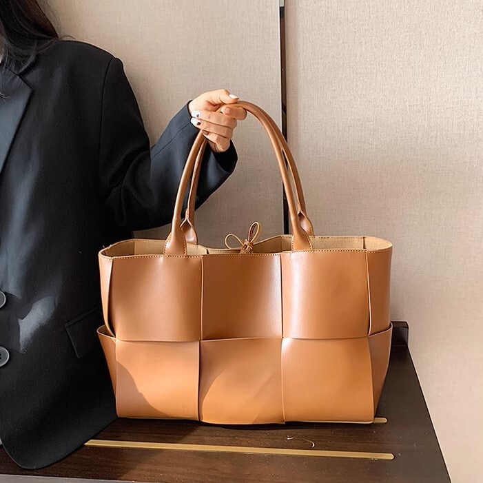 バッグ ハンドバッグ トート 手持ち デイバッグ 大容量 便利 自立 スクエア 四角 リボン フェイクレザー かわいい 大人可愛い きれいめ シンプル カジュアル 上品 お洒落 こなれ感 キュート