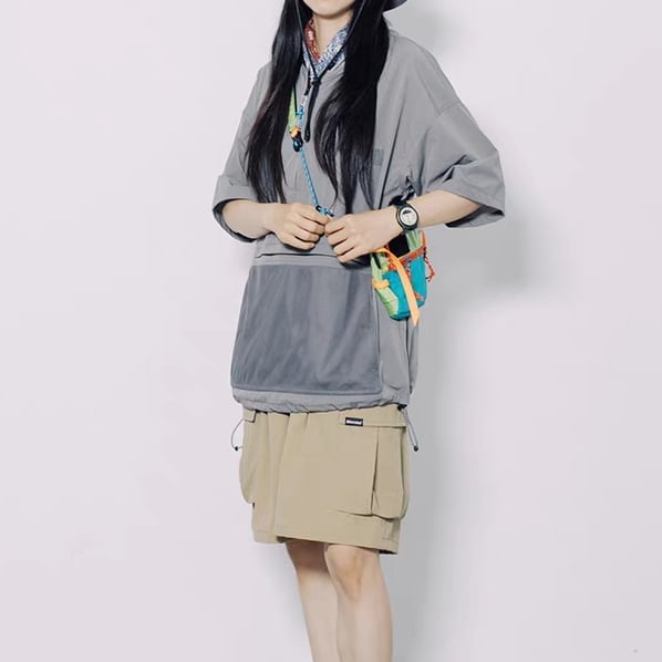 2024 夏の新作 速乾性 ハーフジップ Tシャツ 男女兼用 ファッショナブル スタイリッシュ メッシュ パッチワーク 大きなポケット シルエット 半袖 山ガール ビックポケットハーフジップTシャツ