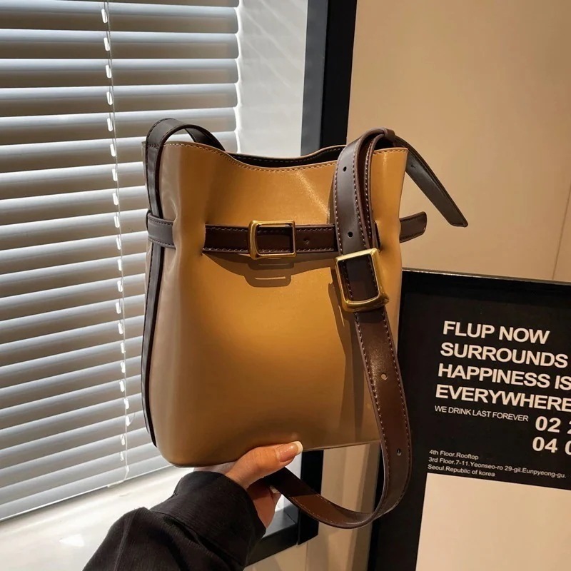 【即納】店舗お勧め!ショルダーバッグ トートバッグ 韓国風ファッション 女性ため高級質感小さなバッグ 2025新しい人気韓国風版多用途クロスボディバッグ肩脇下ミニバケットバッグ