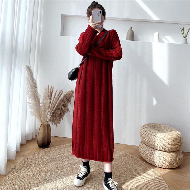 秋冬の新型ゆるいvネックにストレートセーターのドレスを掛けて膝を越えてワンピースを編む女性