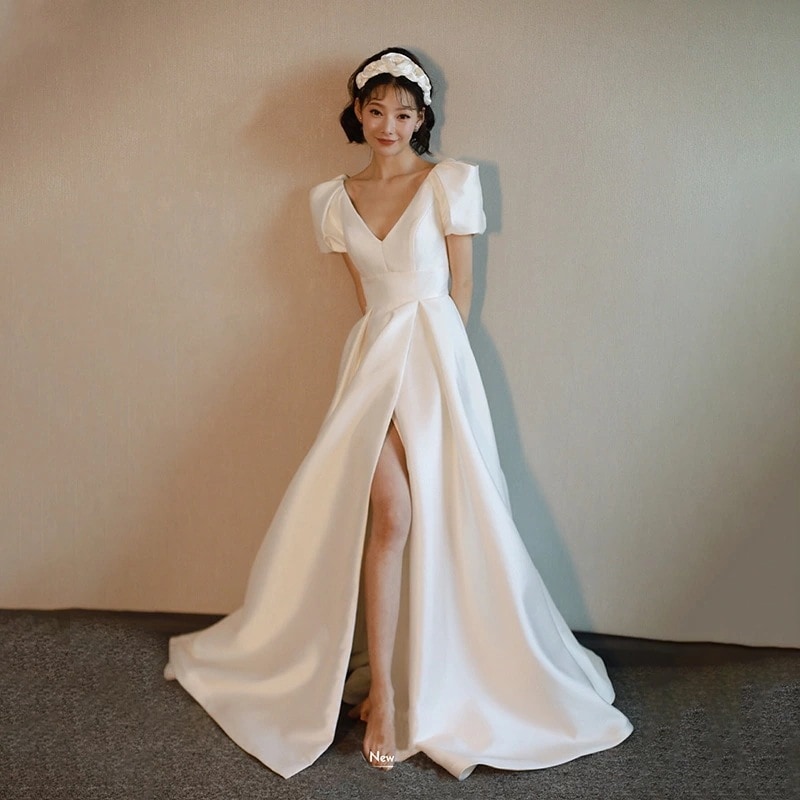 ウェディングドレス Vネック パフスリーブ 花嫁ドレス 編み上げ スリット マキシ丈 ホワイトドレス 無地 二次会 披露宴 結婚式 演奏会 発表会 高級感 海外挙式ドレス ウェディング撮影 旅行 ロン