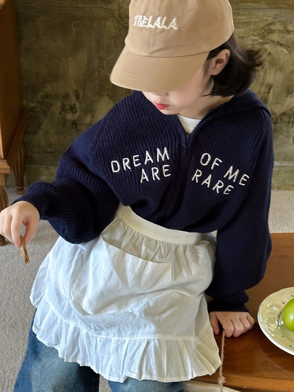 子供用セーター2024秋女の子韓国版アルファベットペンタゴンの毛糸のコート子供用キャップ付きゆったりニットの上着