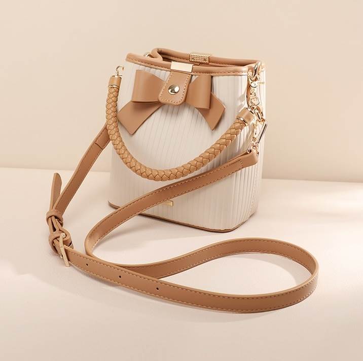 ミニ レディース バック かばん ショルダー 斜めがけバッグ 肩がけ 2way 大容量 手持ち 仕切り バケツ型 ブラウン かわいい 大人 可愛い きれいめ シンプル きちんと感 上品 清楚 フェミニ