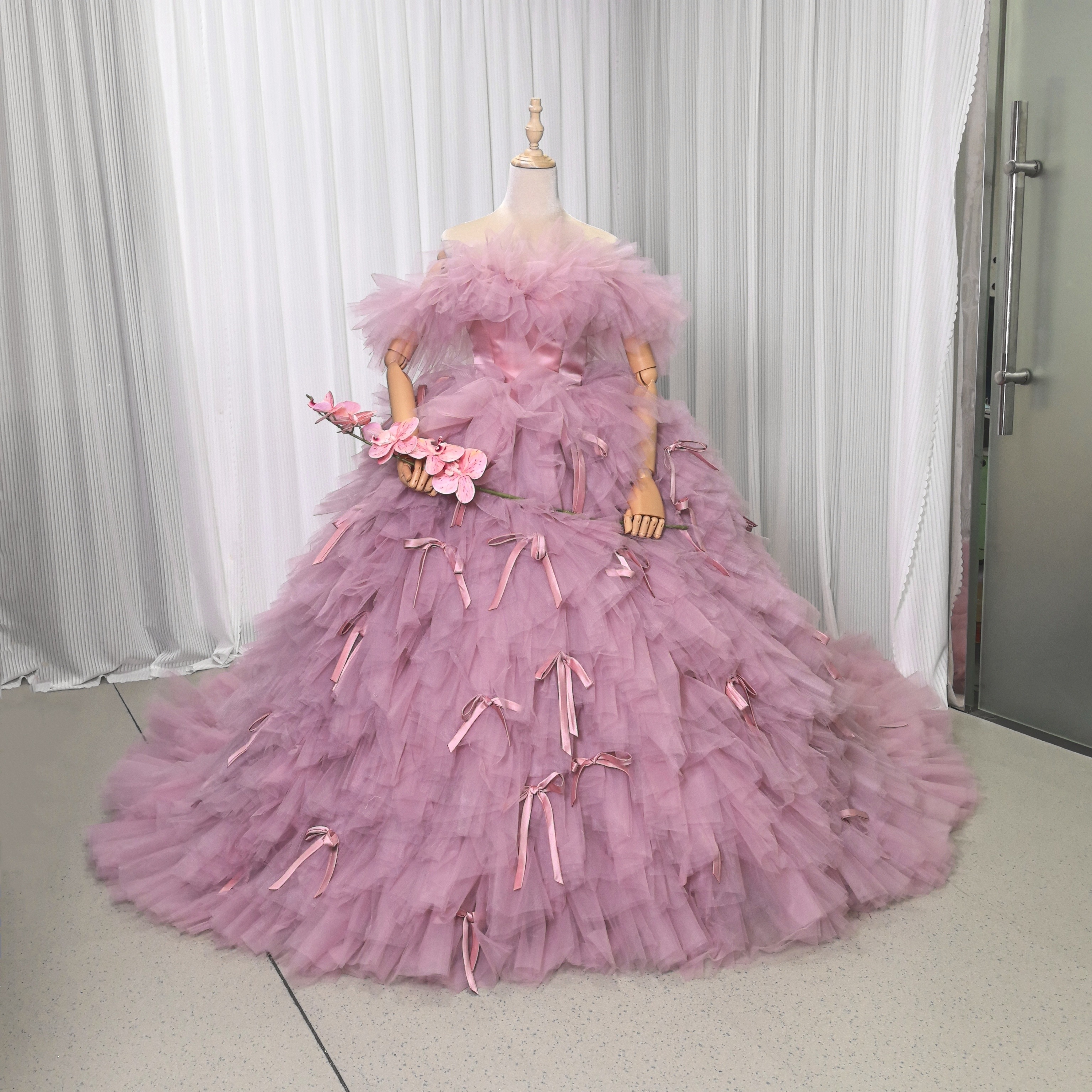 カラードレス ピンク オフショルダー プリンセスライン リボン 柔らかく重ねたチュールスカート 可愛い