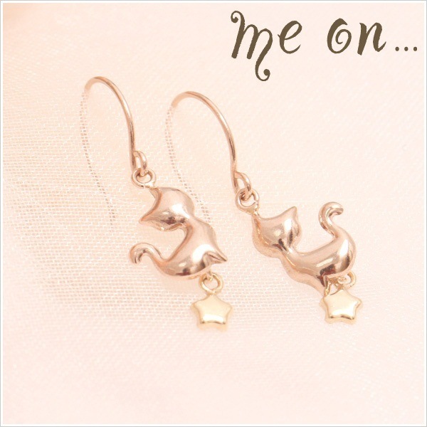 me on... K10ピンクゴールド猫モチーフ＆K10イエローゴールド星チャームのフックピアス お届けまで２３週間程度キャットピアスシリーズ 猫さんが見つけた宝物