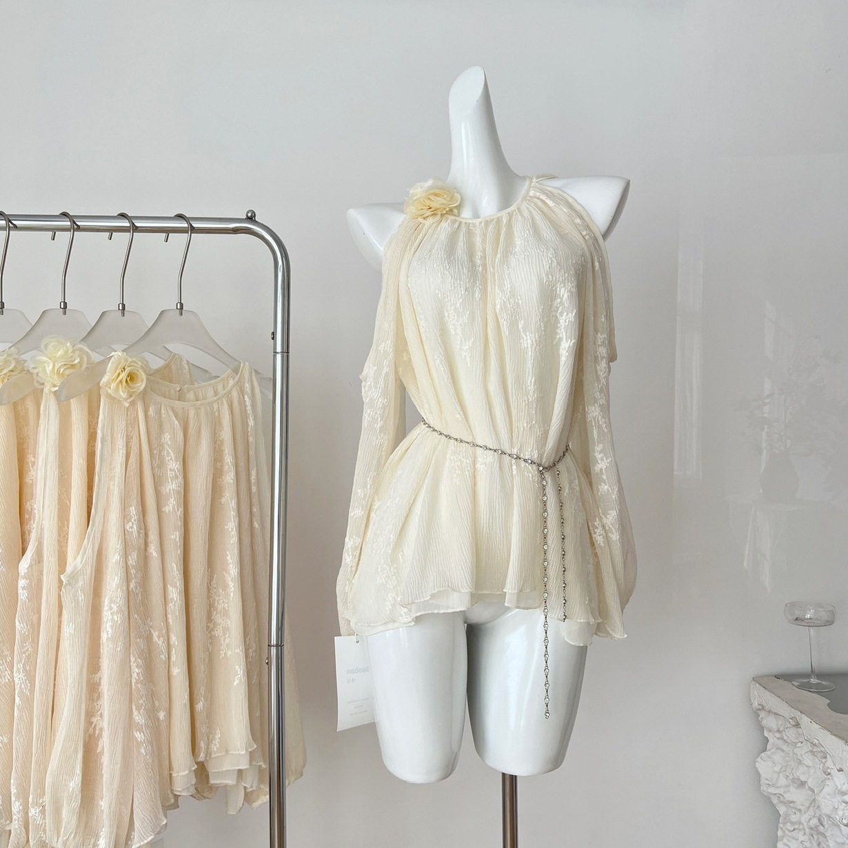 【急速出荷】白パフスリーブ首かけ肩出しシフォンブラウス刺繍トップスベルト付き