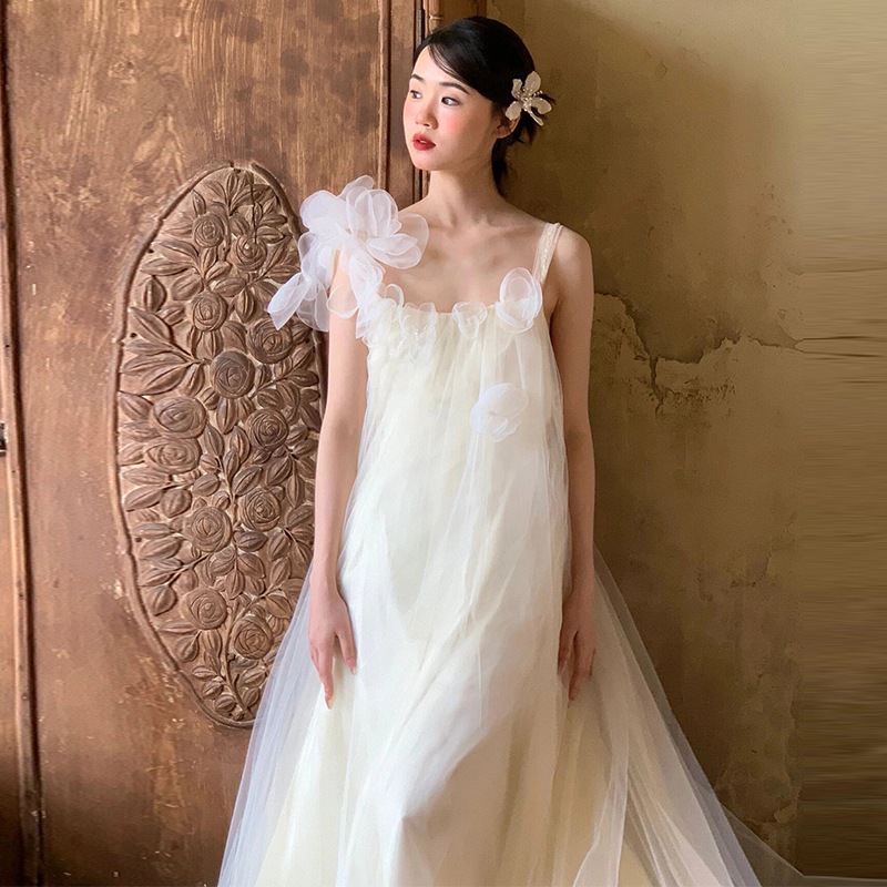 花嫁の朝のローブ2025フォレストライトウェディングドレス甘いサスペンダー結婚式の服バックレス外出ベール女性