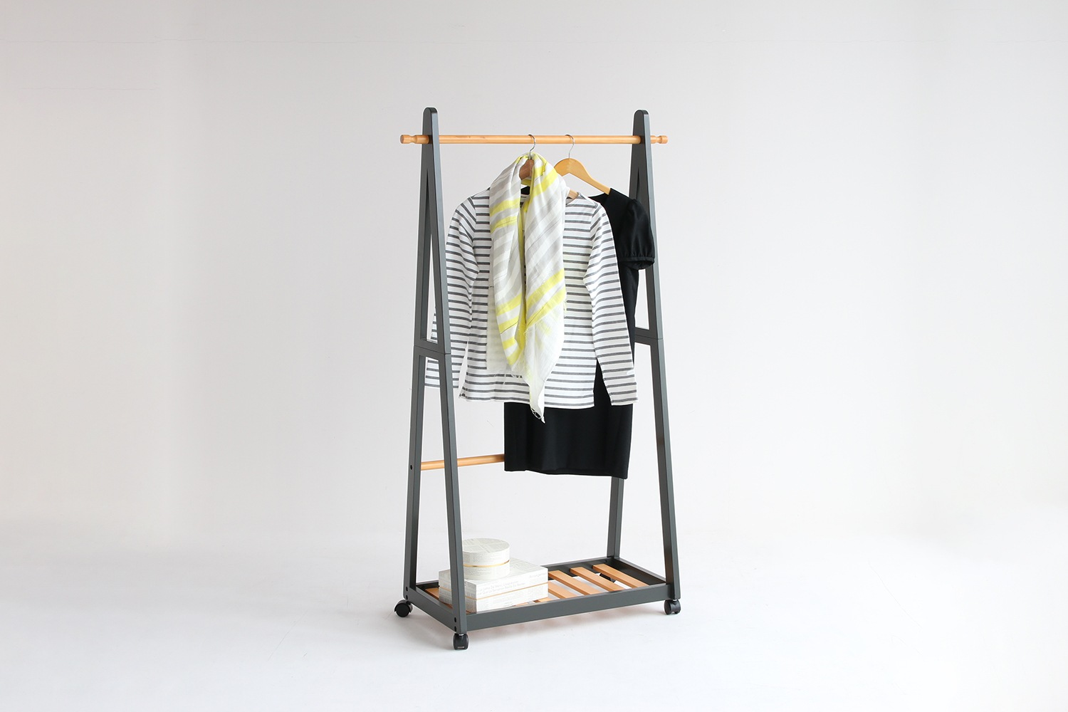 ハンガーラック 洋服掛け おしゃれ ナチュラルモダン 棚 キャスター 頑丈 スリム ワードローブ 木製 衣類収納 幅85cm