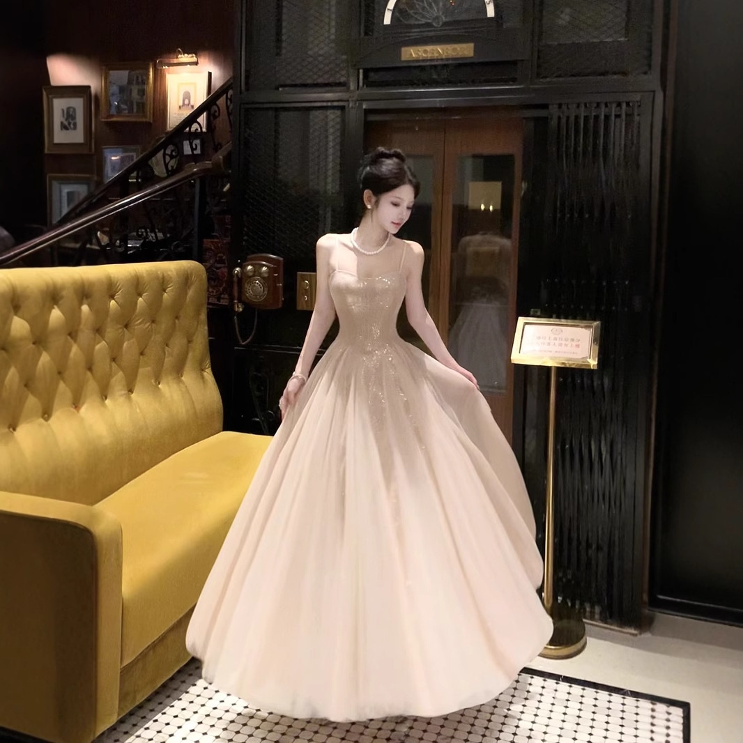 フレンチスタイルのスパンコールのレースのホルタートップ控えめな贅沢ニッチなデザイン精巧なフルスカート高級な婚約ドレスホステスガウン