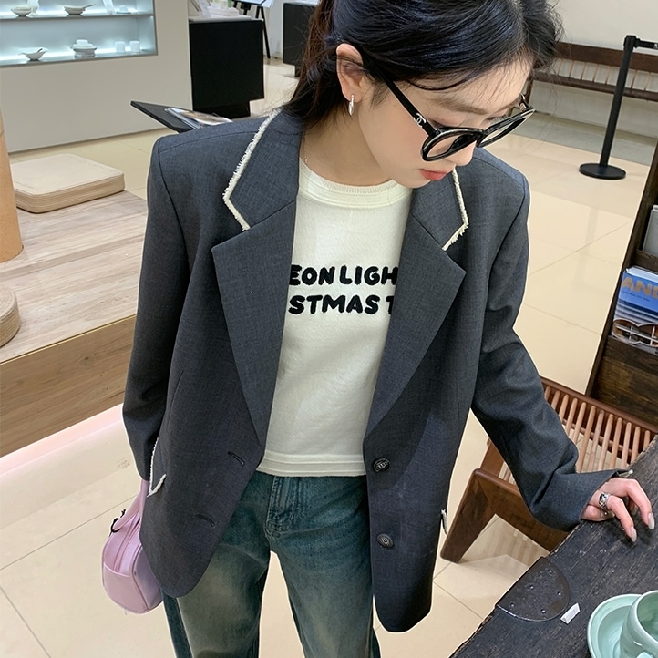 アウター ジャケット テーラードジャケット 長袖 襟付き 前開き ボタン ポケット ミディアム丈 可愛い かわいい 大人可愛い きれいめ シンプル 上品 レトロ おしゃれ かっこいい カジュアル