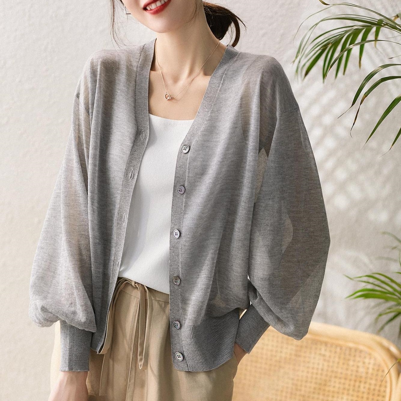 トップス カーディガン 長袖 マトンスリーブ Vネック ミディアム丈 前開き ボタン 萌え袖 薄手 透け感 かわいい 大人可愛い きれいめ シンプル 上品 おしゃれ かっこいい カジュアル こなれ感