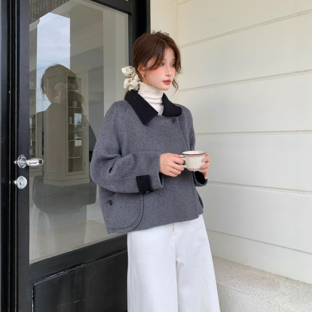 女性用グレーのショート両面ウールコートベビードールの襟とカラーブロッキングの厚みのある小さなヘボンスタイルの両面ウールコート