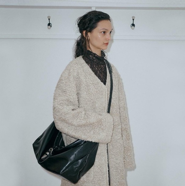 【MARGESHERWOOD】 BELTED HOBO : BLACK GLOSSY PLAIN