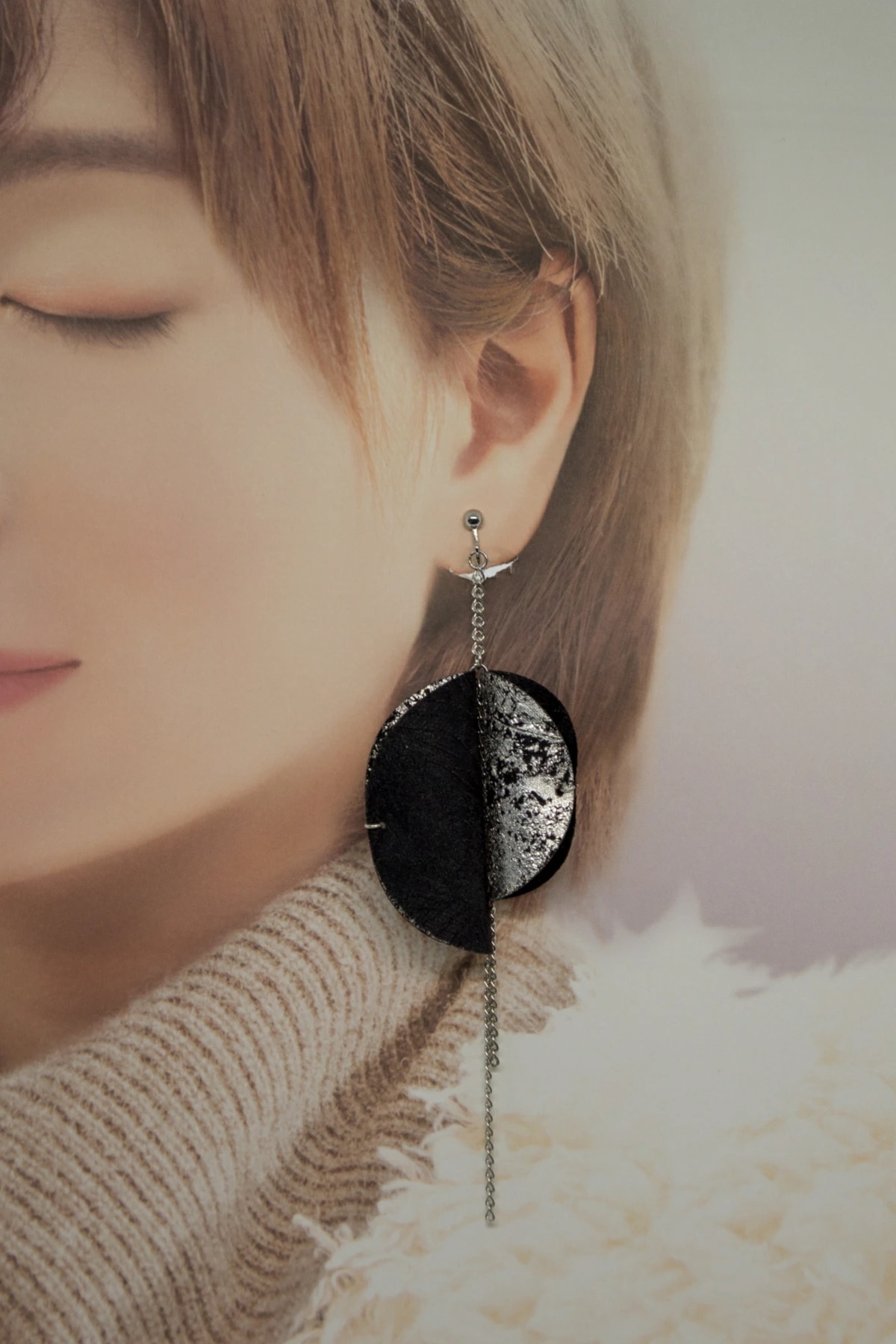 ハーフムーン シルバーイヤリング 銀箔＆黒 シングルイヤリング