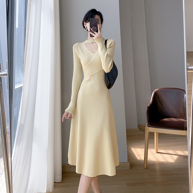 女性のためのデザインニッチホルターネックニットドレス2024秋冬新作ウエスト痩身ボトムミモレ丈スカート