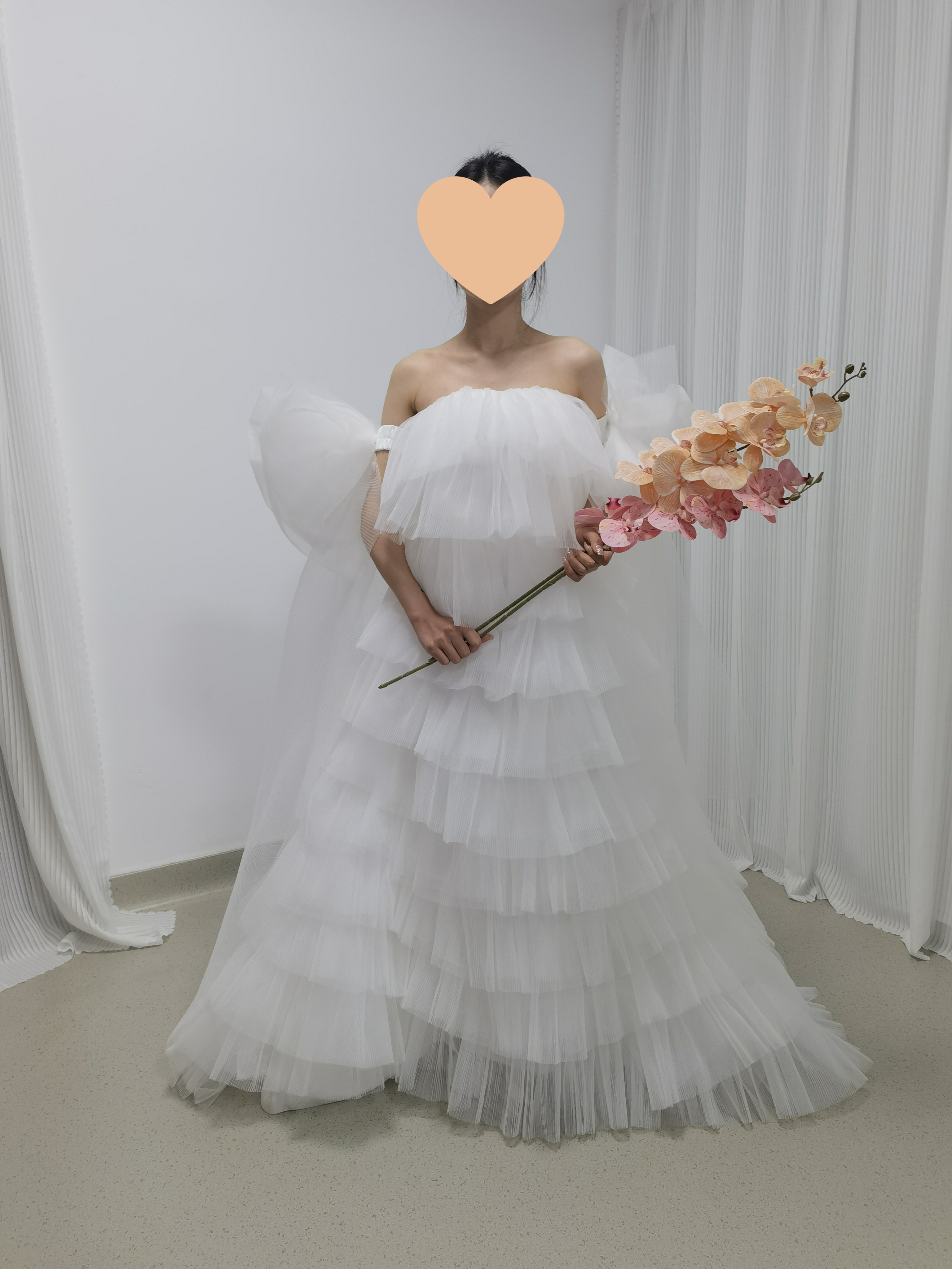 ウェディングドレス オフホワイト ベアトップ 柔らかく重ねたチュールスカート 姫袖 リボン 披露宴/前撮り