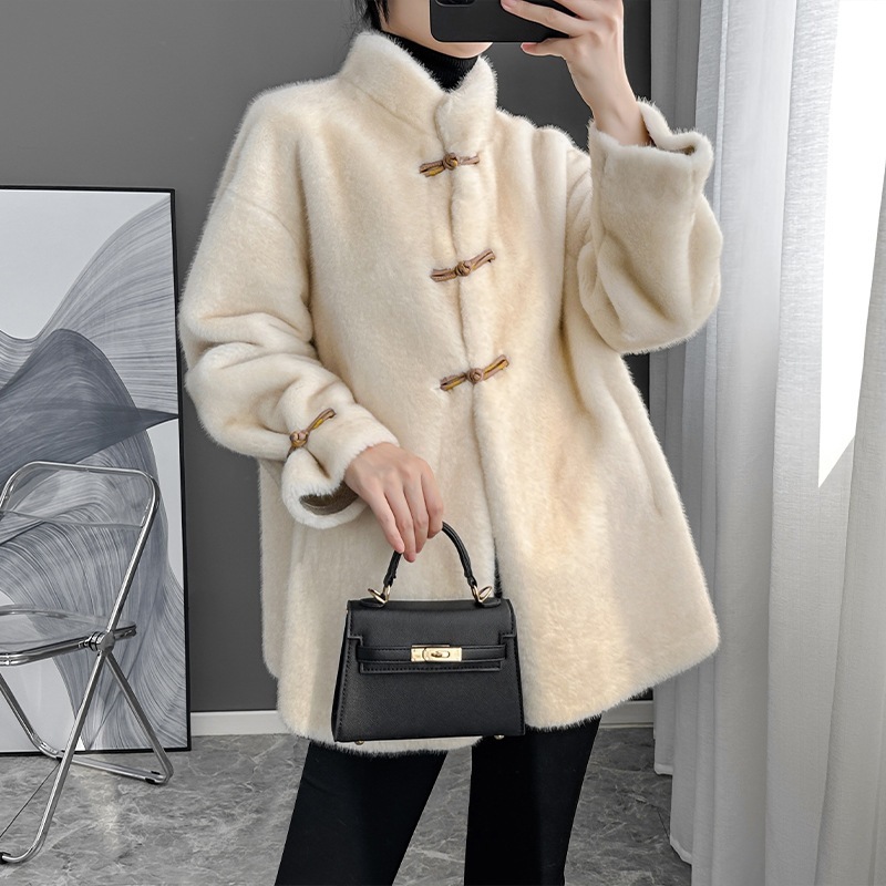 女性のための新しい中国風の毛皮オールインワンコート2024冬小さなスタンドアップカラーショートイミテーションミンクファーコート