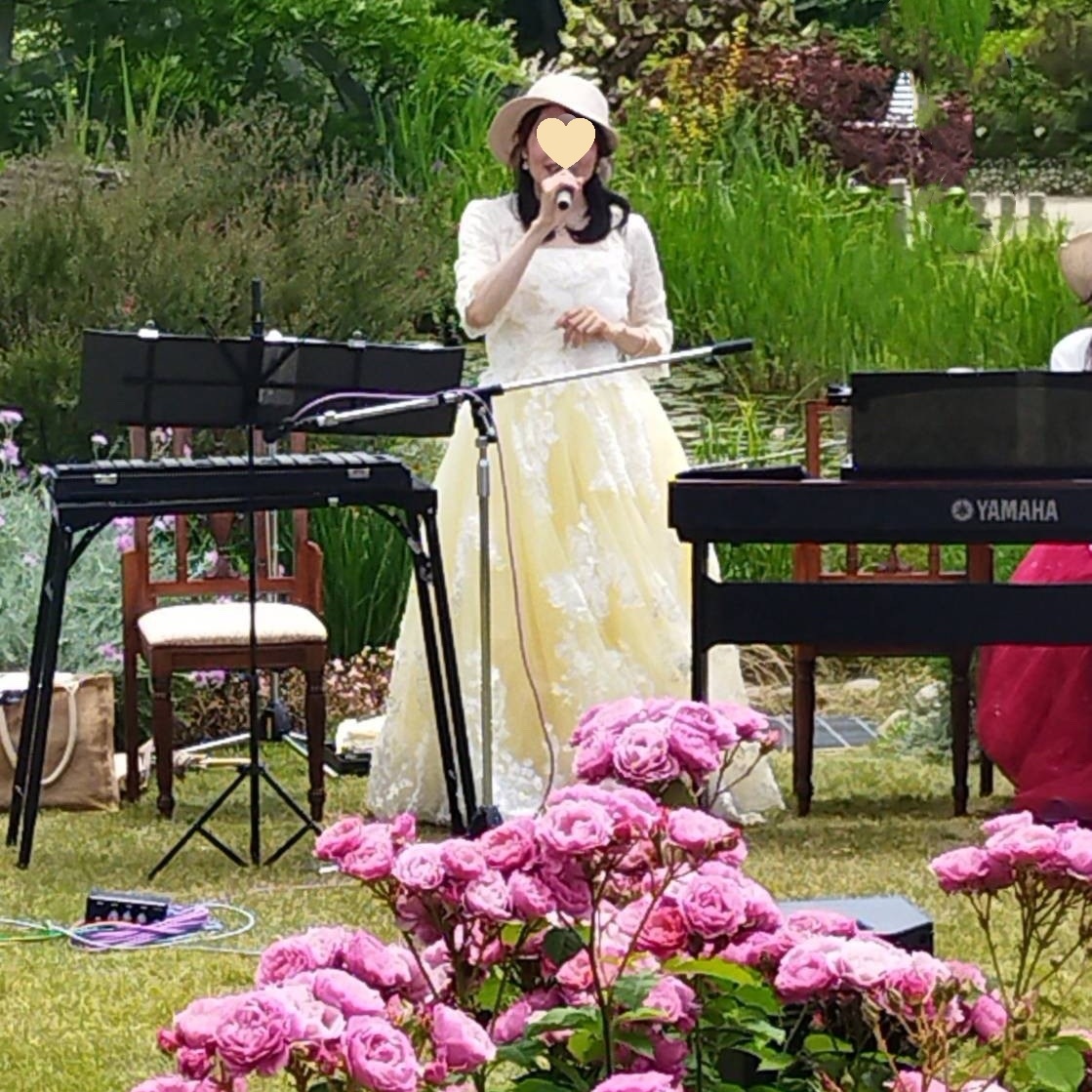 実例写真！カラードレス ライトイエロー ベアトップ 繊細レース 可愛い バックリボン 演奏会/音楽会