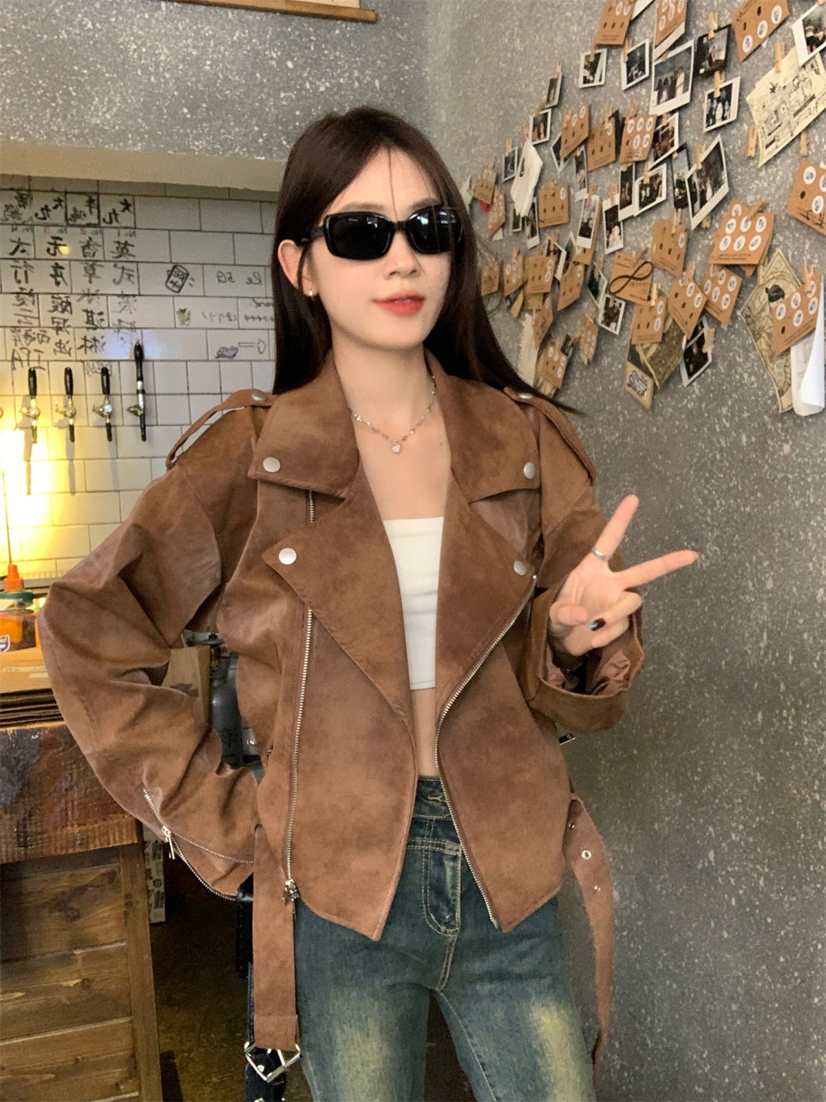 秋の女性のための茶色のレトロなモーターサイクルレザージャケット高級超見栄えの良い襟付きのスリムでルーズなコートトップ