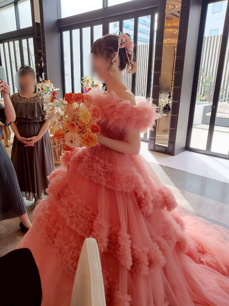 実例写真！ カラードレス ピンク オフショルダー ボリュームドレス サッシュベルト 華やかなトレーン 花嫁 前撮り