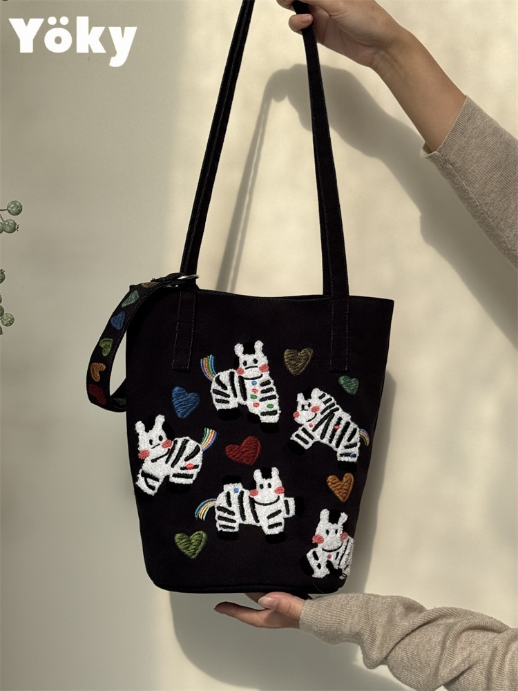 INSスタイル ナチュラルテイスト馬モチーフ刺繍バッグ肩掛け斜め掛け両用ブラック生地軽量日常使いピクニック向け