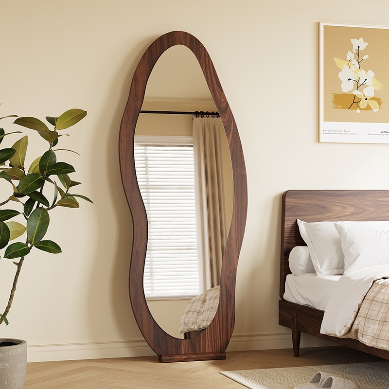 姿見全身鏡床に落ちた鏡家庭用衣料品店の試着鏡女性の寝室の異形壁に大きな鏡