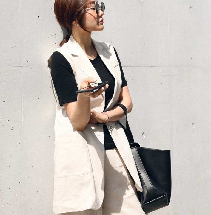 トップス ベスト ジレ 襟付き Vネック 前開き ボタン ミディアム丈 かわいい 大人可愛い きれいめ シンプル 上品 おしゃれ かっこいい カジュアル こなれ感 個性的 主役級 存在感 抜け感 春