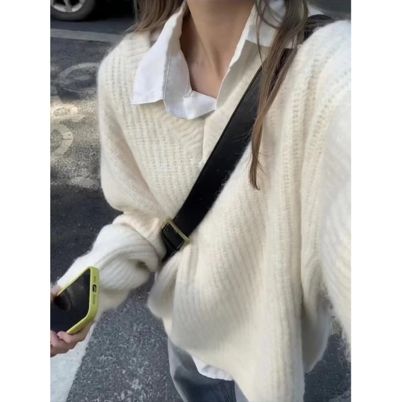 ハイエンドのカスタマイズ-女子学生のための怠惰なスタイルの V ネックセーター韓国スタイルのルーズソフトワックスプルオーバー多目的セーター + 白シャツ 2 ピーススーツ