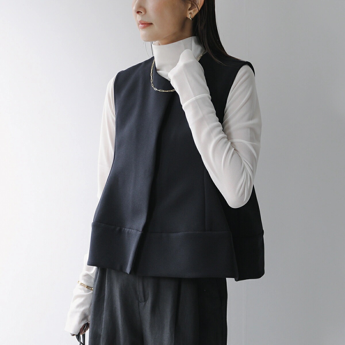 anana アナナ ベスト a69-014 レディース ショート ペプラム ノースリーブ ジレ 前開き クルーネック 無し BLK 13,490円