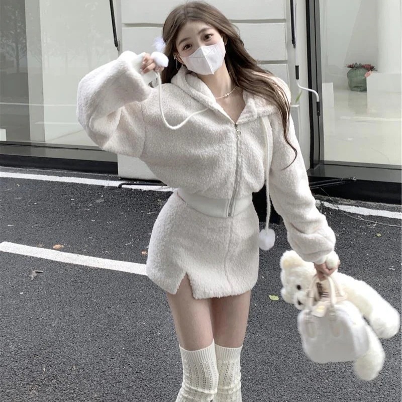 ハイエンドのカスタマイズ-純粋な欲望スタイルのスリットヒップスカートツーピーススーツを備えたホットな女の子のための秋と冬のショートラムウールコート