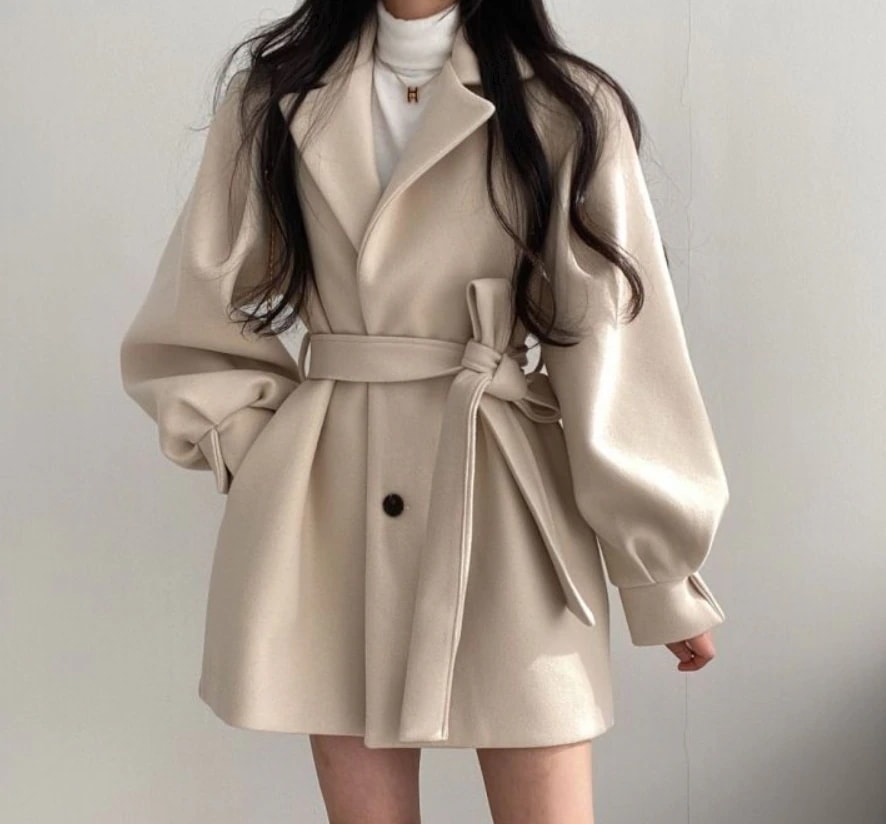 アウター コート 上着 ショート ショート丈 袖あり 長袖 ボリューム袖 襟付き ストレート ベルト ウエストマーク ウエストリボン ポケット ハイウエスト 前開き 厚手 かわいい 大人可愛い