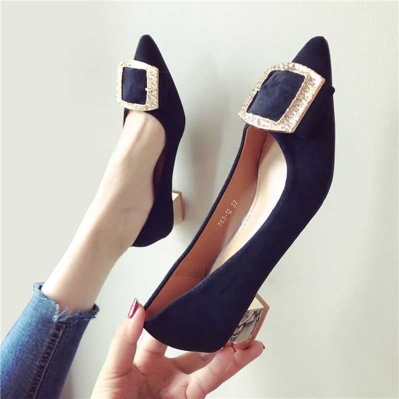 シューズ パンプス 黒 ポインテッドトゥ ローヒール 歩きやすい 上品 シンプル フォーマル スクエア おしゃれ 無地 おでかけ 通勤 通学 デート 普段使い コーデ スウェード バックル パーティー