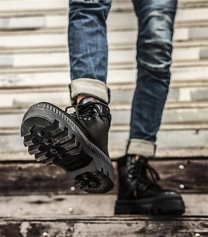 Qoo10] ドクターマーチン COMBS JUNGLE ZIP 8ホー : メンズバッグ