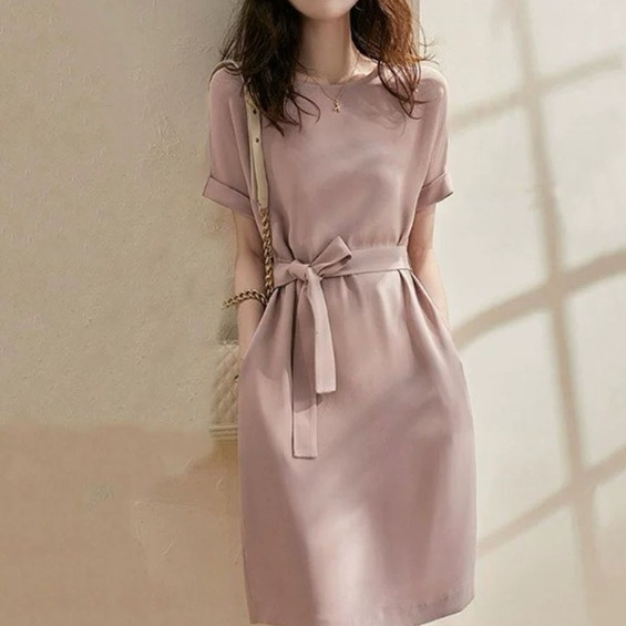 ワンピース ミディアム丈ワンピース 袖あり 半袖 襟なし ラウンドネック ウエストマーク タイト かわいい 大人可愛い シンプル カジュアル 大人 上品 おしゃれ お洒落 かっこいい レトロ