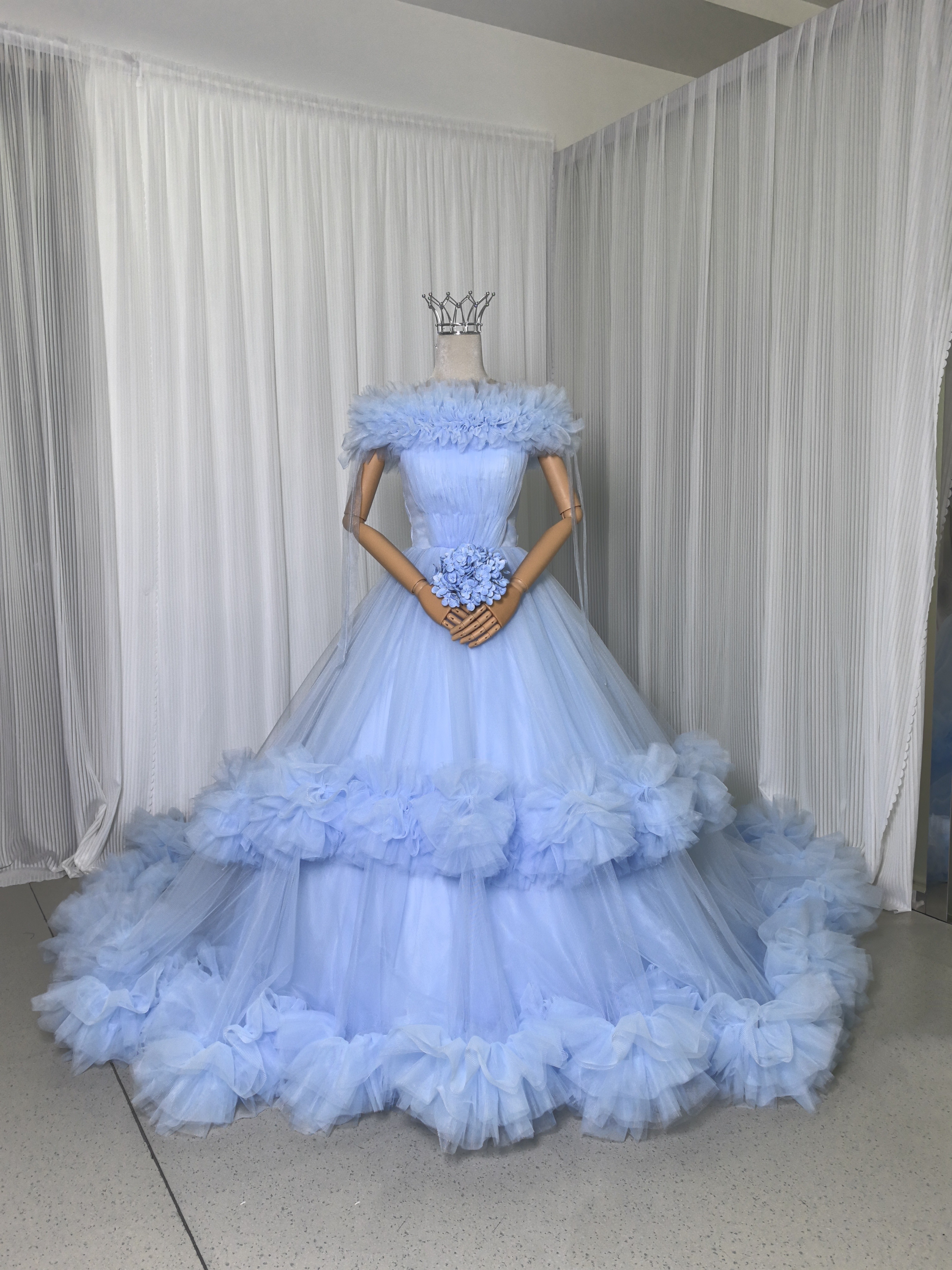 カラードレス 爽やかで優しいブルー フリルトレーン 編み上げ 取り外し可能なオフショルダー ソフトチュール ボリュームドレス 結婚式 47,388円