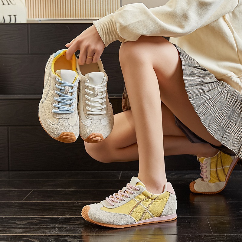 新しい革の低飽和とドトレーニングシューズ女性 2025春と夏のフラットボトム 小さな白い靴女性のカラーブロッキングカジュアルトレーナー