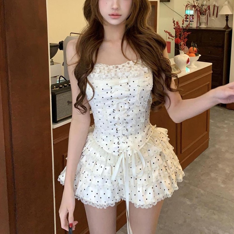 純粋で魅惑的なレースの縁取りが施された水玉模様のスイートな女性用ツーピース セット夏スタイルベルトでウエストを締めるトップスとスリミングケーキスカートが特徴です